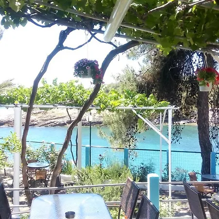 Gorgona بيت ضيافة Alikí